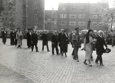 403767 Afbeelding van onder meer Prinses Juliana en Prins Bernhard (rechts) op het Domplein te Utrecht ter gelegenheid ...